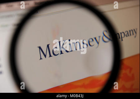 Une femme regarde le site web de McKinsey & Company. Banque D'Images