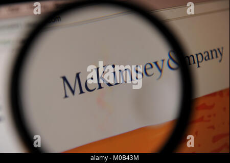 Une femme regarde le site web de McKinsey & Company. Banque D'Images