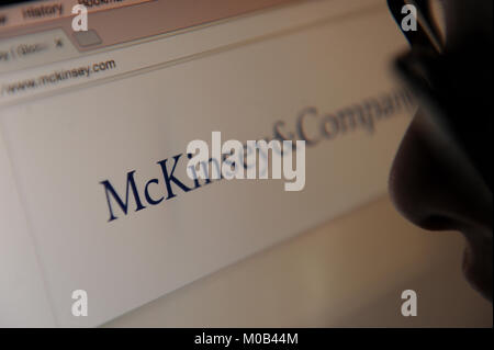 Une femme regarde le site web de McKinsey & Company. Banque D'Images