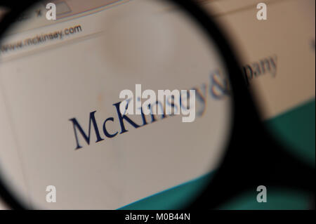 Une femme regarde le site web de McKinsey & Company. Banque D'Images