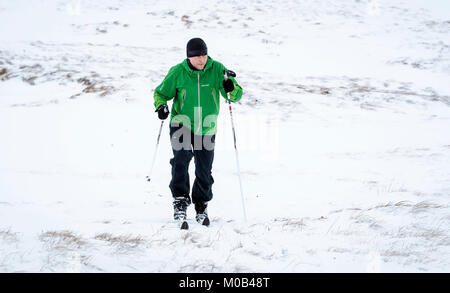 Un cross-country skier dans la neige près de col Buttertubs dans le Yorkshire Dales National Park que les automobilistes sont invités à se méfier de la glace sur les routes après perturbation dans les régions touchées par la neige cette semaine. Banque D'Images