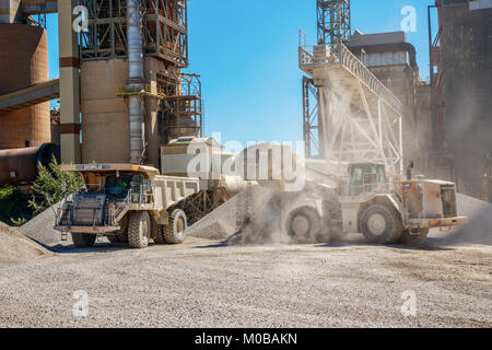 Comble un chargeur sur roues Caterpiller dump truck avec marl au Mont Saint Peter ENCI (première de l'industrie du ciment carrière néerlandais), Maastricht, Pays-Bas. Banque D'Images