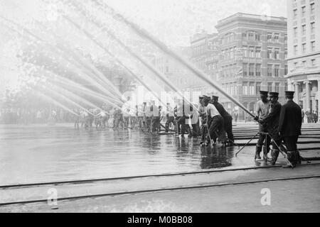 Fireman testing flexibles haute pression, New York Banque D'Images