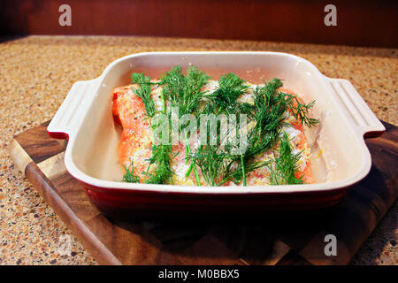 Un plat de saumon placés dans un plat pour être transformé en gravlax Banque D'Images