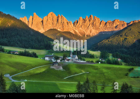 Photo des Alpes italiens à l'heure du coucher de soleil. Banque D'Images