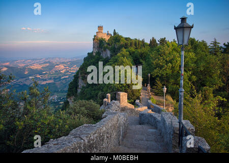 Photo du San Marino capital au moment sunser Banque D'Images