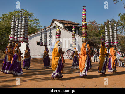 Les femmes qui accomplissent le Rajasthan et le Gujarati Bhavai pot danse, célébrer les efforts des femmes pour transporter de l'eau dans le désert, Udaipur, Rajasthan, Inde Banque D'Images