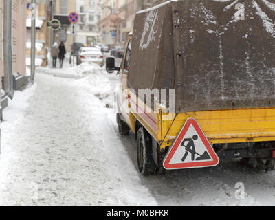 L'arrière d'un camion avec des Œuvres à venir signer sur une rue couverte de neige Banque D'Images