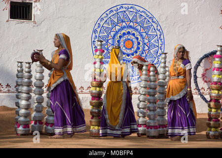 Les femmes à se préparer à exercer les Bhavai pot danse du Rajasthan et du Gujarat, célébrer les efforts des femmes pour transporter de l'eau dans le désert, Udaipur, Rajasthan Banque D'Images