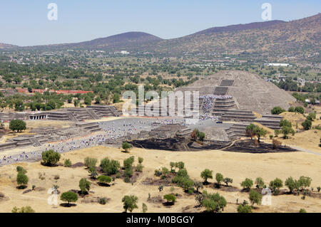 Lune piramid - vue de soleil dans piramid Teothuacan, Mexique Banque D'Images