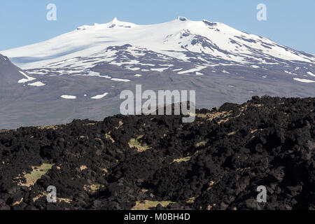 Le Glacier Snaefellsjokull mystique rencontre le ciel à l'extrémité de la péninsule de Snæfellsnes, passant au-dessus d'autres montagnes à la hauteur de 1446 mètres. Le Cide Banque D'Images