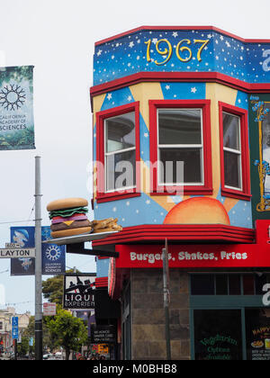 San Francisco, CA - 17 août 2016 : Magasins et restaurants à San Francisco (quartier de Haight-Ashbury Clayton St./ Haight St.). Banque D'Images