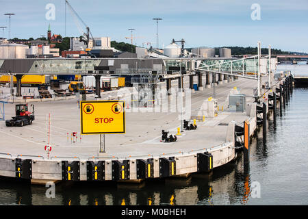 Réservoirs à carburant et des conteneurs dans le port de Stockholm, Suède Banque D'Images