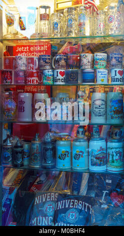 Munich, Allemagne - 14 octobre 2017 : différents types de souvenirs bavarois dans le magasin de détail Banque D'Images