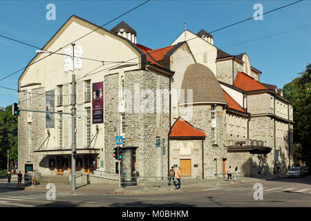 Tallinn, Estonie - 10 juin 2017 : les gens à l'édifice de l'Estonien Théâtre.' Le bâtiment Art Nouveau nordique est le plus ancien théâtre de l'Estonie ( Banque D'Images