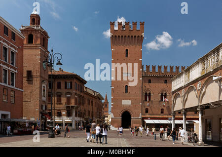 Ferrara, Italie - 17 juin 2017 : les gens marcher sur la Piazza Trento contre l'Hôtel de ville de Ferrare. Commencé en 1245, l'hôtel de ville a été la résidence de l'E Banque D'Images