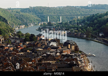 Dinant, Belgique - le 7 mai 2017 : au bord de la Meuse, à partir de la citadelle. La Mosane citadelles de Dinant, Namur et Huy sont inclus dans le te Banque D'Images