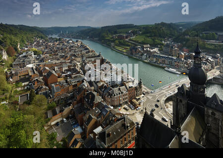 Dinant, Belgique - le 7 mai 2017 : au bord de la Meuse, à partir de la citadelle. La Mosane citadelles de Dinant, Namur et Huy sont inclus dans le te Banque D'Images