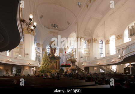 Hambourg, Allemagne - 30 décembre 2016 : les gens dans l'église. Construit en 1786, il est considéré comme l'un des meilleurs bar protestante hanséatique Banque D'Images