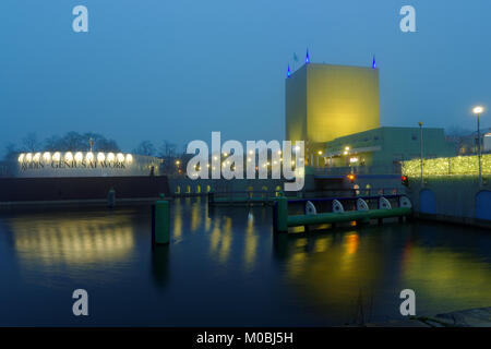 Groningen, Pays-Bas - 31 décembre 2016 : Construction de Groningen Museum de New Year Eve. Le musée fut ouvert en 1874, mais la situation actuelle d'après-moderni Banque D'Images