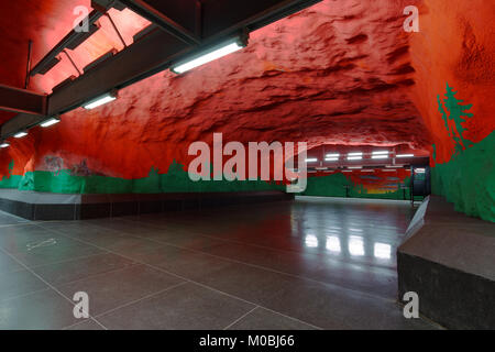 Stockholm, Suède - le 26 décembre 2016 : l'intérieur de la station de métro Solna Centrum. Plus de 90 stations de métro ont été décorés de sculptures, mosaïques, Banque D'Images