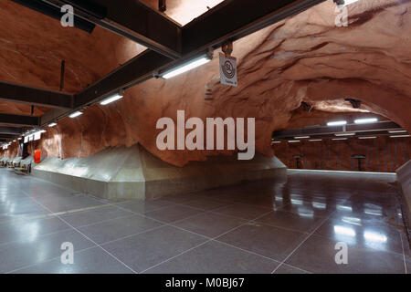 Stockholm, Suède - le 26 décembre 2016 : l'intérieur de la station de métro Radhuset. Plus de 90 stations de métro ont été décorés de sculptures, mosaïques, douleur Banque D'Images