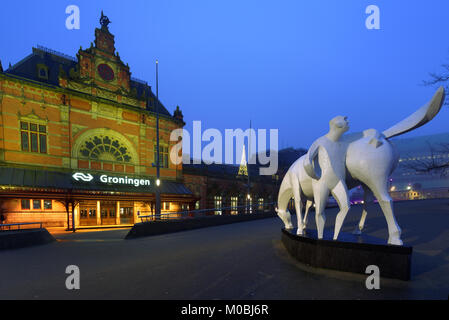 Groningen, Pays-Bas - 31 décembre 2016 : Sculpture Oncle Loeks' Horse en face de la gare. La statue a été créée par Jan de Baat en 1959 un Banque D'Images