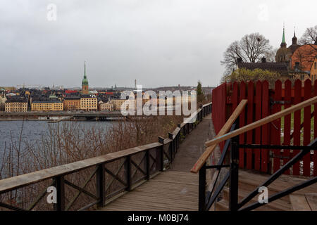 Monteliusvagen à Stockholm (Suède) en une journée d'automne. Cette marche de 500 mètres de long path offre une vue magnifique sur le lac Malaren, City Hall, et Ridda Banque D'Images