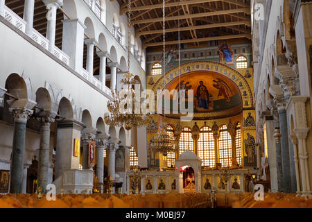 Thessalonique, Grèce - 3 septembre 2016 : les gens dans l'église Saint-Demetrius. C'est le sanctuaire principal dédié à Saint Demetrius Banque D'Images