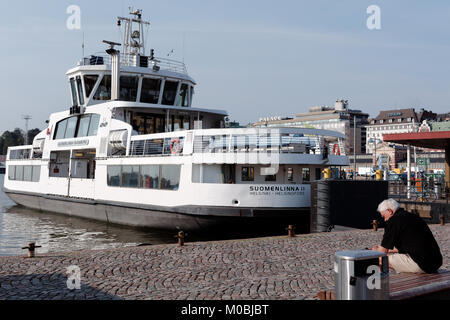 Helsinki, Finlande - le 21 août 2016 : les gens sur le ferry pour Suomenlinna amarré à la place du marché. La forteresse de Suomenlinna est répertorié comme il l'UNESCO Banque D'Images