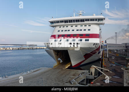 Tallinn, Estonie - 20 août 2016 : le navire Baltic Queen le chargement dans la borne D du port de passagers. Le bateau a été construit en 2009 et a les capaci Banque D'Images
