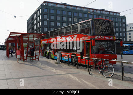 Helsinki, Finlande - le 21 août 2016 : les touristes dans le bus de tournée de visites dans le centre-ville. Hop-On hop off bus départ de la place du Sénat tous les 20 Banque D'Images