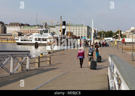 Helsinki, Finlande - le 21 août 2016 : les touristes avec une assurance sur la place du marché la rive. Ici se trouve l'embarcadère Keisarinluodonlaituri principalement utilisé par t Banque D'Images