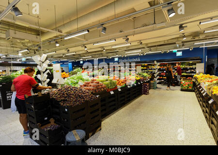 Helsinki, Finlande - le 21 août 2016 : les gens dans la K-supermarché de centre Kamppi. La propriété de l'entreprise, l'entreprise K-chaînes de magasins alimentaires : K-marché, Banque D'Images