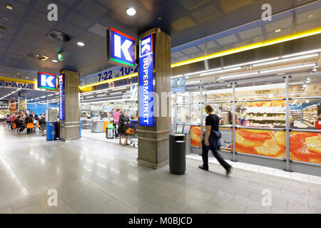 Helsinki, Finlande - le 21 août 2016 : les gens dans la K-supermarché de centre Kamppi. La propriété de l'entreprise, l'entreprise K-chaînes de magasins alimentaires : K-marché, Banque D'Images