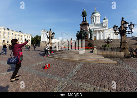 Helsinki, Finlande - le 21 août 2016 : les touristes chinois prendre des photos avec la statue de l'empereur russe Alexandre II sur la place du Sénat. La statue, ere Banque D'Images