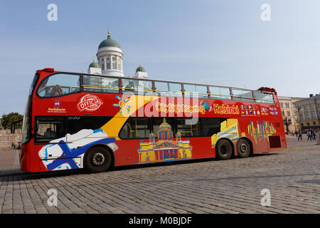 Helsinki, Finlande - le 21 août 2016 : les touristes dans le bus tour contre la cathédrale d'Helsinki. Hop-On hop off bus départ de Sénat squ Banque D'Images