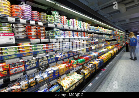 Helsinki, Finlande - le 21 août 2016 : les gens dans la K-supermarché de centre Kamppi. La propriété de l'entreprise, l'entreprise K-chaînes de magasins alimentaires : K-marché, Banque D'Images