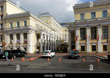 Saint-pétersbourg, Russie - le 14 août 2016 : Les gens en face de l'hôtel officiel du Musée de l'Ermitage. Cet hôtel 5 étoiles a ouvert ses portes en 2013 Banque D'Images