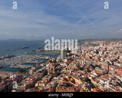 Vue panoramique du château de Santa Barbara sur les toits à Alicante. Espagne Banque D'Images