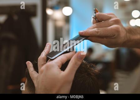 Gros plan du couple d'obtenir une coupe de cheveux à partir de la coiffure Banque D'Images