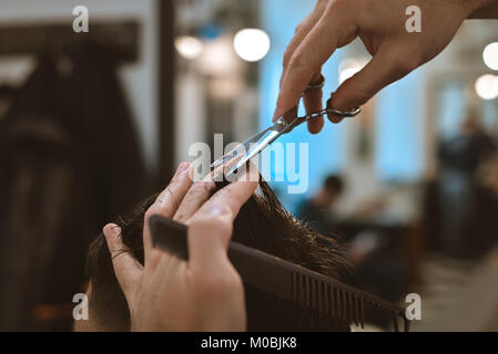 Gros plan du couple d'obtenir une coupe de cheveux à partir de la coiffure Banque D'Images