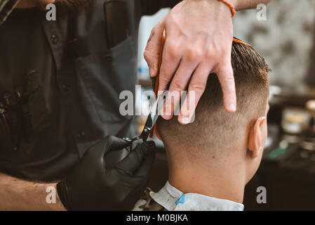 Gros plan du couple d'obtenir une coupe de cheveux à partir de la coiffure Banque D'Images