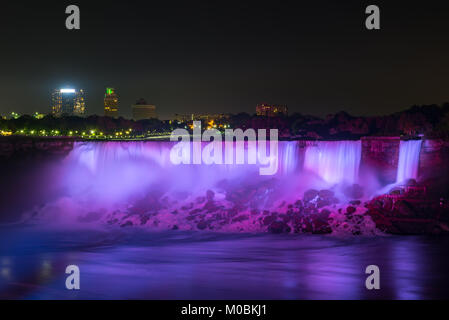 Les chutes du Niagara éclairées la nuit par des lumières colorées Banque D'Images