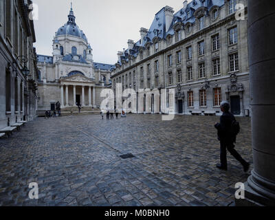 Paris, France - 14 septembre 2013 : les gens dans la cour de la Sorbonne, à l'encontre de la chapelle Sainte Ursule. La chapelle abrite le tombeau du cardinal de riche Banque D'Images