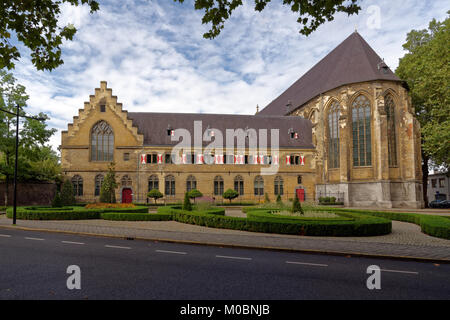 Maastricht, Pays-Bas - septembre 8, 2013 : Construction d'Kruisherenhotel vu de Kommel street. L'hôtel installé dans le monastère gothique restauré Banque D'Images