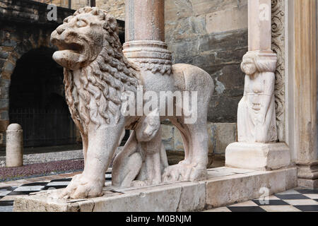 Bergame, Italie - 2 janvier 2013 : Détail de l'un des lions soutenant les colonnes de l'transept droit porche de la basilique de Santa Maria Maggior Banque D'Images