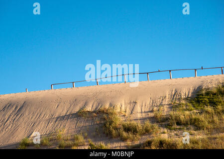 Les dunes de frontière avec l'herbe haute à l'ombre par beau soir d'été dans NIDA, Lituanie Banque D'Images