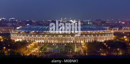 Vue de nuit sur le stade olympique Loujniki à Moscou, Russie Banque D'Images