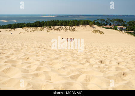 Pilat, France - 27 juin 2013 : les gens marchent à la dune du Pilat dans une journée d'été contre l'océan Atlantique. Cette dune est la plus grande en Europe, et il Banque D'Images